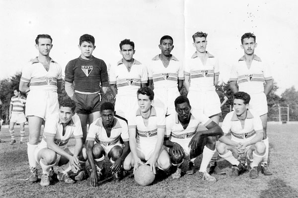 O amigo e colaborador Élison Fernandes envia esta foto, lá do começo dos anos 60, de um time do São Paulinho, com vários destaques do amador daquela época. Em pé, da esquerda para a direita, Juanico Miron, Broa, João Bola, Santão, Gilberto e Bigode.